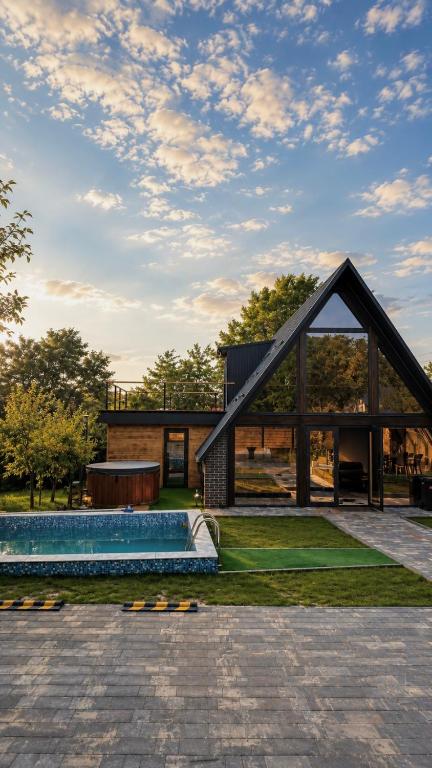 Green Escape — casa A-frame cu piscină la apus