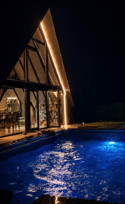 Piscina iluminată seara