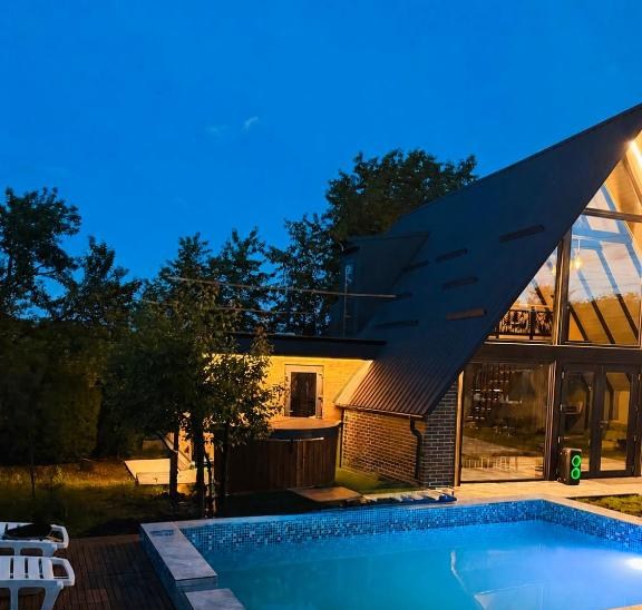 Piscina și casa la căderea serii