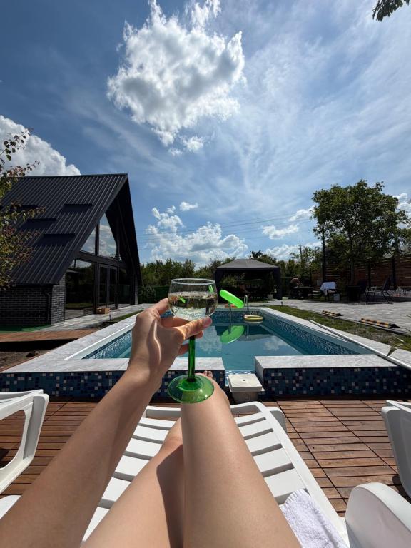 Relaxare pe șezlong lângă piscină